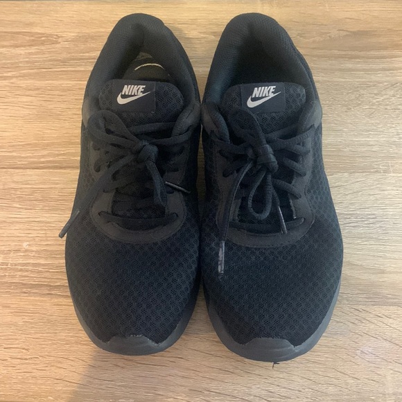 Women’s Black Nike Tanjuns - Picture 1 of 4